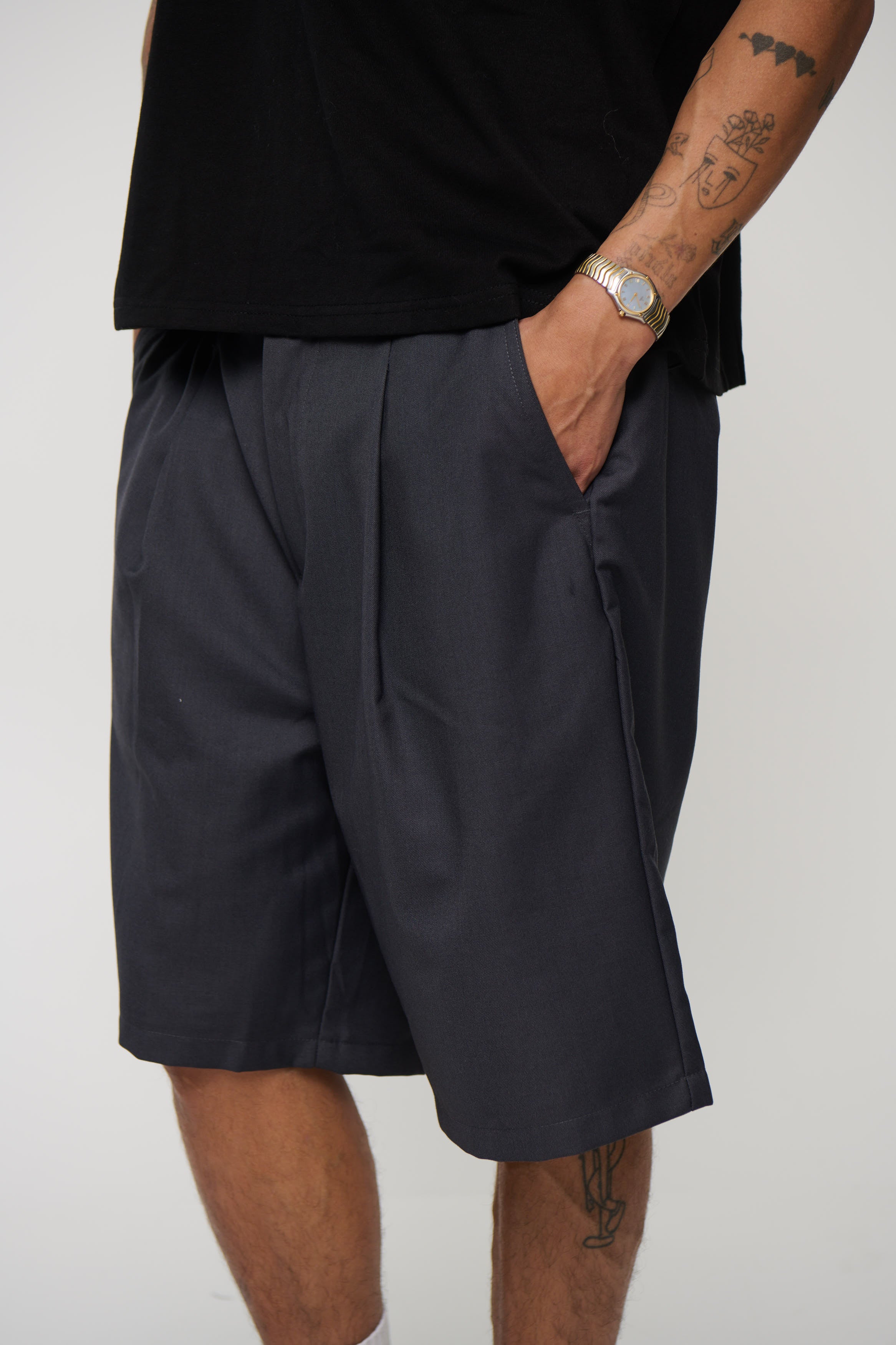 Dom Relaxed Short Dark Grey