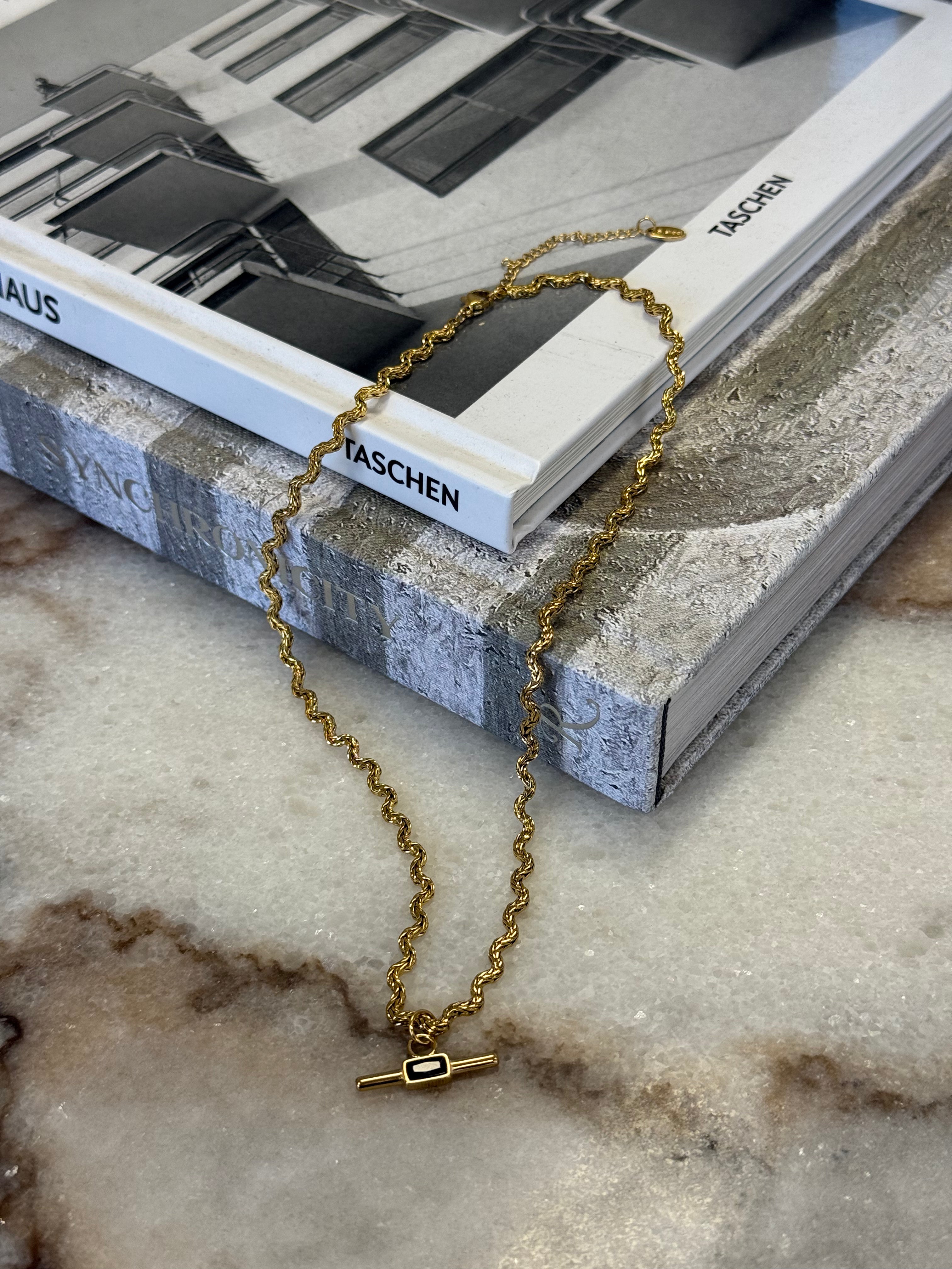Wavy Pendant Necklace Gold