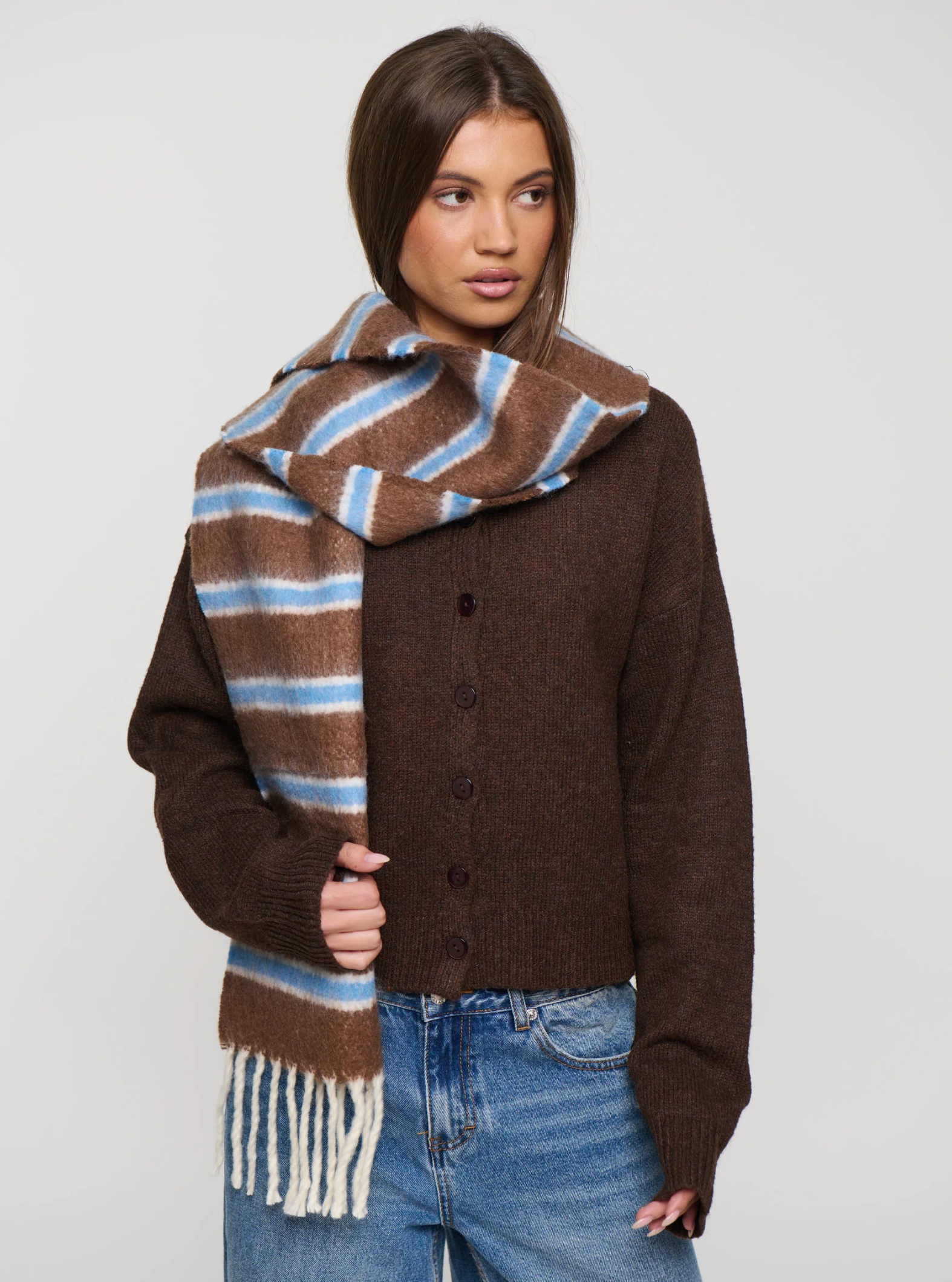 Winter Scarves & Accessories: How to Add Warmth and Texture to Your Winter Wardrobe