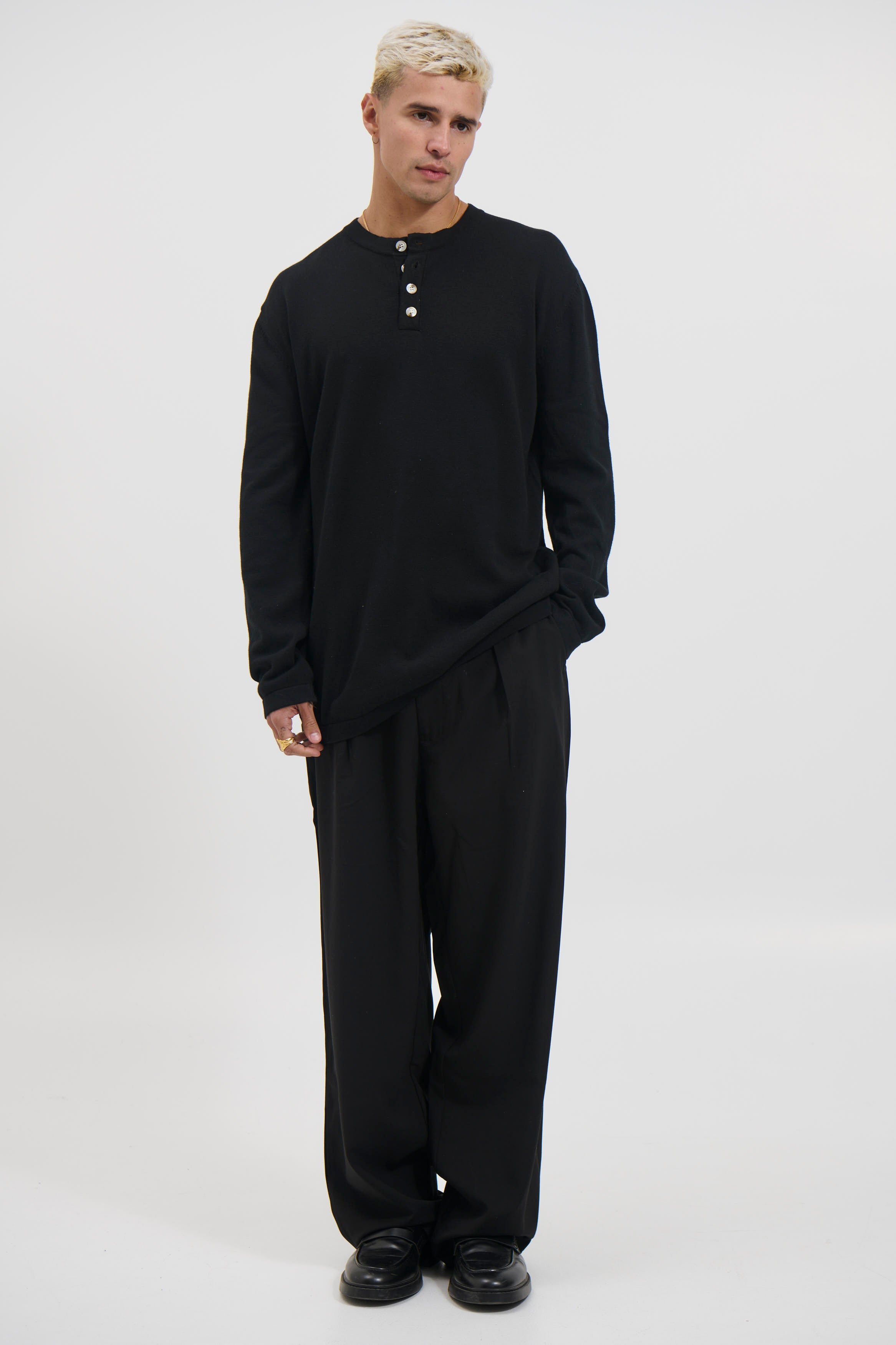 Jackson Fitted Henley Black