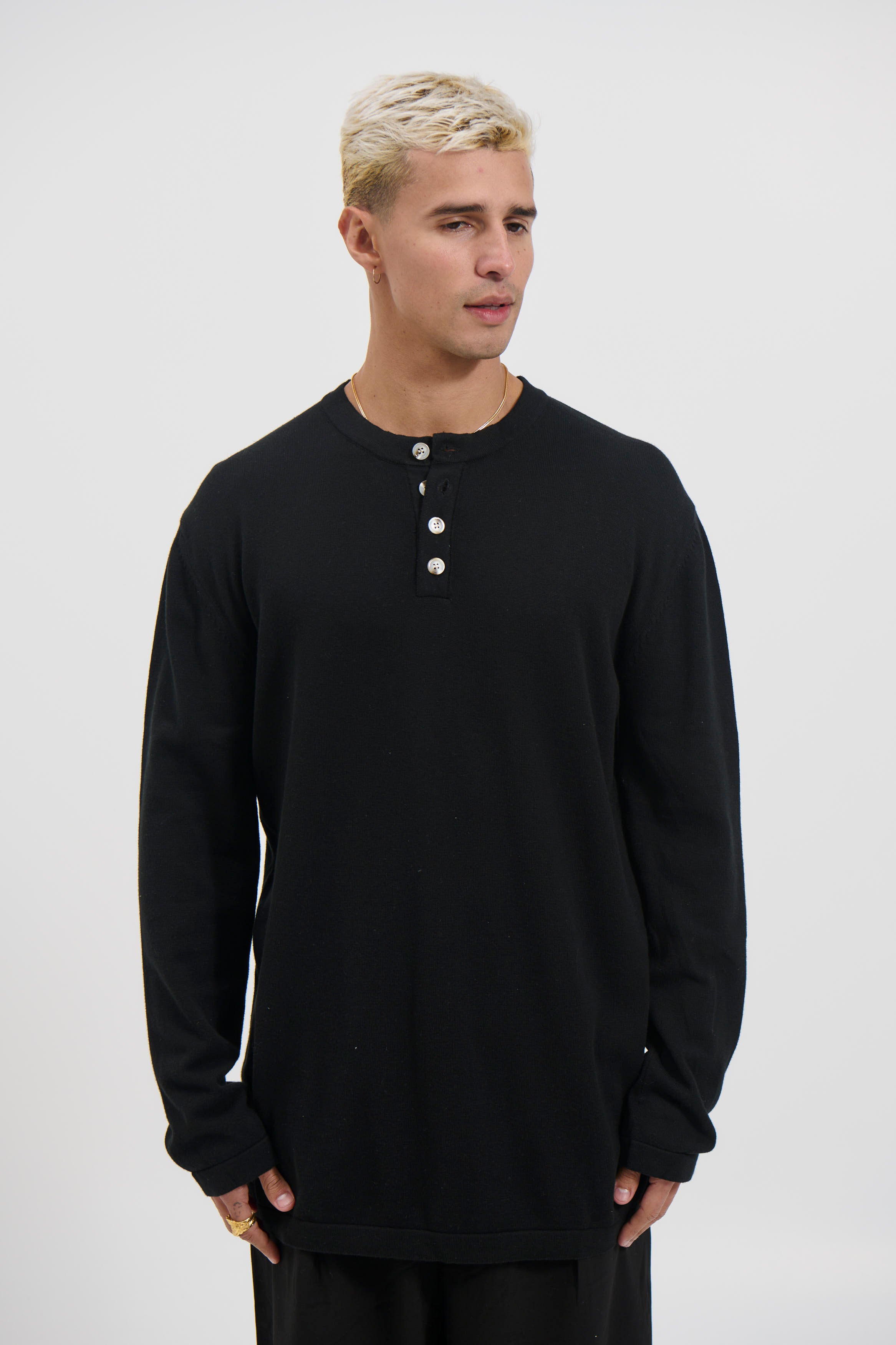 Jackson Fitted Henley Black