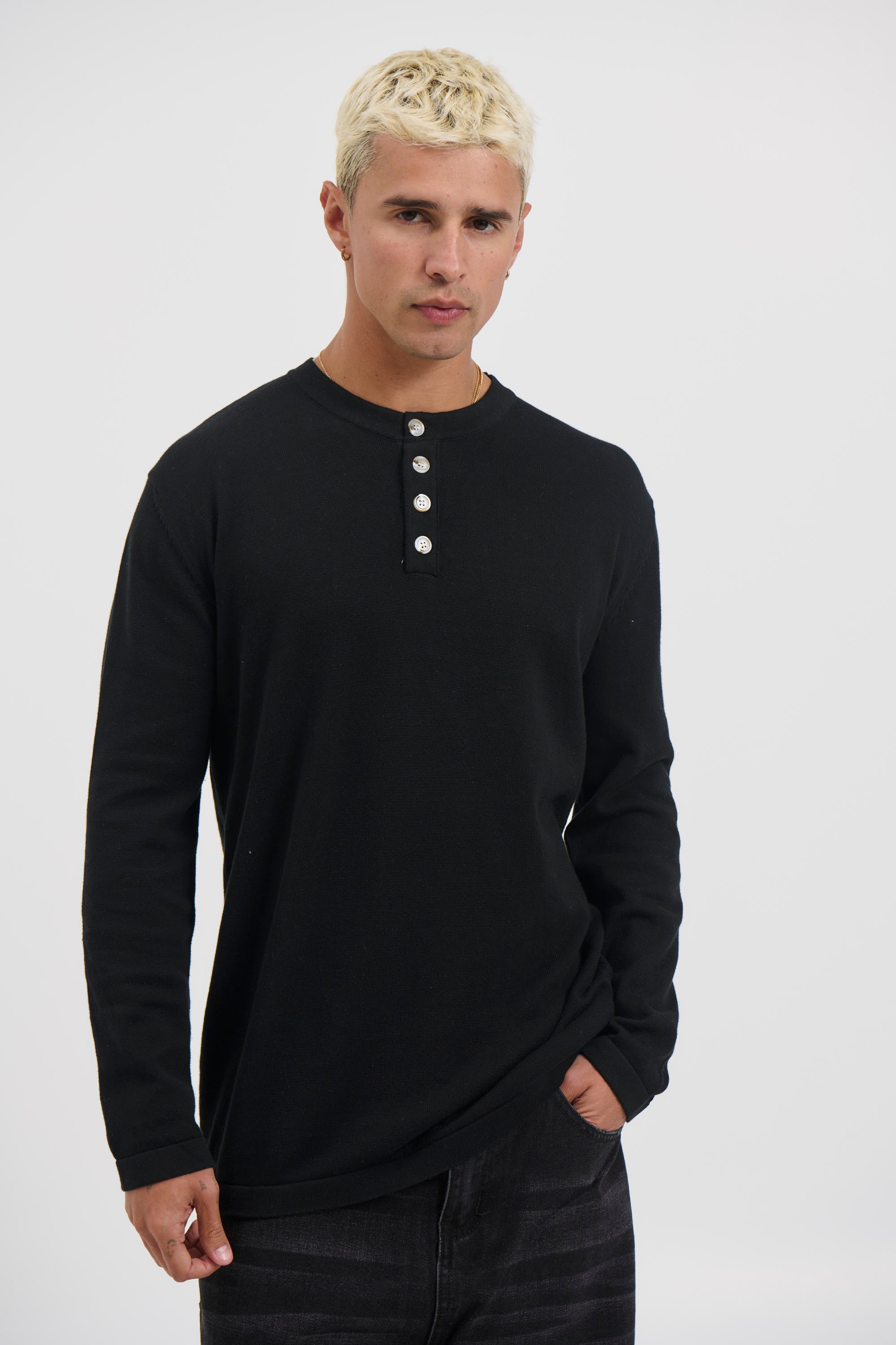 Jackson Fitted Henley Black
