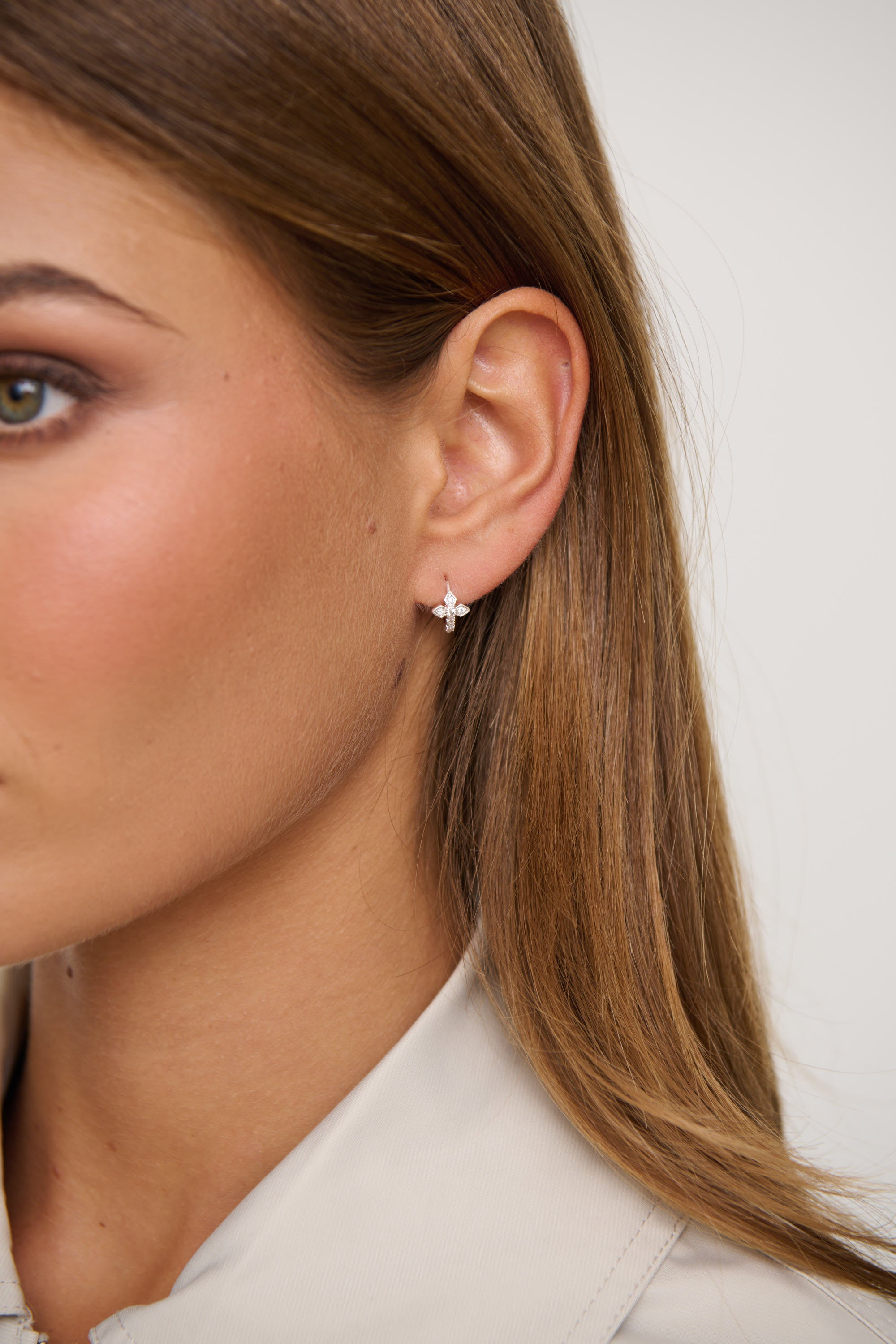 Petit Diamante Huggie Silver