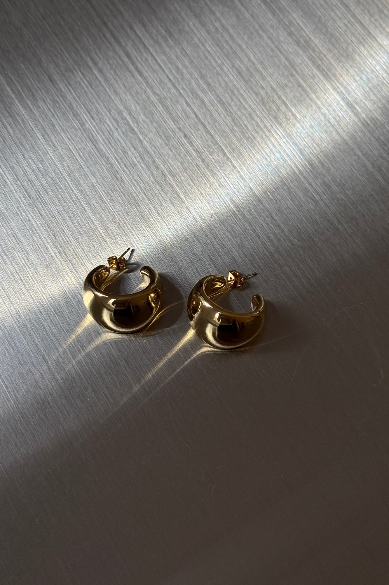 Dome Huggie Earring Gold
