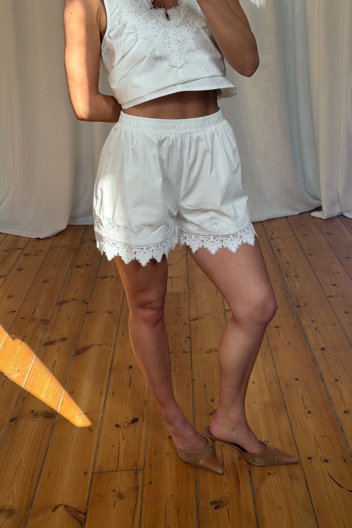 Jazmina Lace Short White