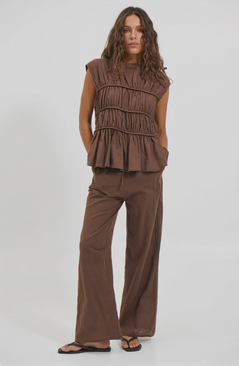 Cara Set Chocolate - AI Generated